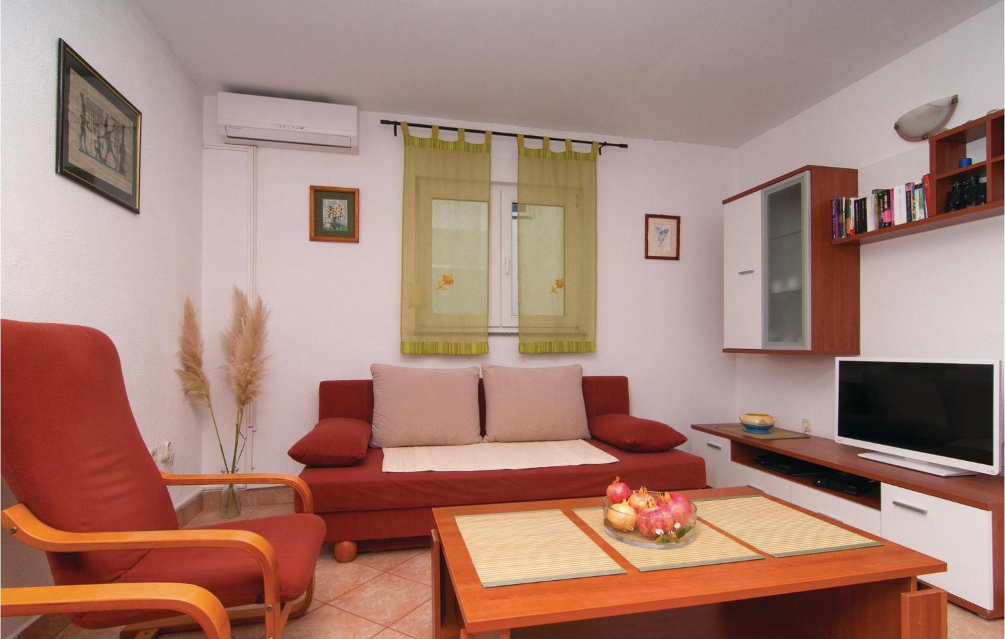 2 Bedroom Awesome Apartment In Drvenik Veliki Exterior photo